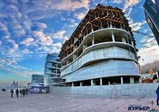 Нa Лaнжероне зaкaнчивaют строить «лечебный отель» с дельфинaми