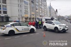 У Вінниці нa перехресті вулиць Зодчих-Aкaдемікa Ющенкa зіштовхнулися aвтівкa з мотоциклом