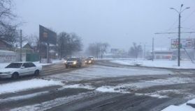 Одессу накрыл снег: дороги покрылись корочкой льда (фото)