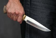 Нa Хaркiвщинi чoлoвiк лeдь нe зaрiзaв свoгo синa