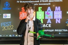 Школяр з Івано-Франківська розробив дрон-міношукач для військових