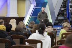 Кличко вручив внутрішнім переселенцям ордери на квартири для тимчасового проживання