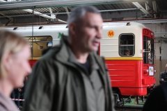 Кличко проїхався в потязі з вагонів метро, які Київ отримав від Варшави. Відсьогодні потяг курсує зеленою гілкою столичного метрополітенум