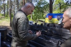 Кличко привітав бійців 112-ї бригади Тероборони Києва з річницею заснування та передав чергову партію допомоги від столиці – ще 800 дронів. Виділило місто й ще 150 млн грн