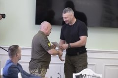 Кличко вручив киянам-захисникам ордери на квартири
