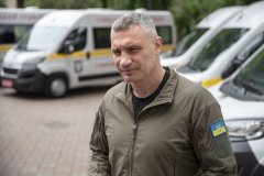 Кличко передав Київському територіальному центру соціального обслуговування 11 нових спецавто для перевезення людей з інвалідністю