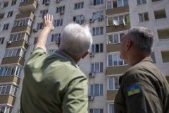 Кличко побував біля пошкодженого 24-поверхового будинку в Голосіївському районі, куди вночі влучили уламки російського дрону