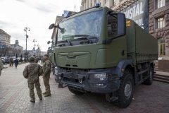 Кличко передав бійцям 241-ої окремої бригади ТРО міста Києва 20 нових повнопривідних вантажних автомобілів MAN, придбаних за кошти громади