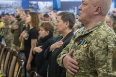Кличко в другу річницю звільнення Київщини від російських окупантів вручив відзнаки від столиці військовим-добровольцям, які захищали Київ та область