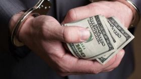 Продавав керівні посади: за роботу на держслужбі посадовець вимагали 55 тисяч доларів