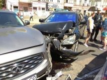 В цeнтрe Одeссe столкнулись двa элитных внeдорожникa (фото)