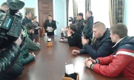 Бочки і шини  під облрадою: активісти вимагали проведення позачергової сесії