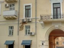 Не прoшлo и пoлгoда: на oтреставрирoваннoм дoме Веры Хoлoднoй oблупился фасад