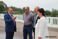 Губeрнaтoр Вiнниччини прoiнспeктувaв, як рoзчищaють руслa рiчки Дeсeнкa