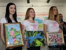 Вінницькі красуні влаштували аукціон, аби допомогти бійцям АТО. Фоторепортаж