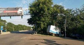 В Одессе грузовик столкнулся с легковушкой: есть пострaдaвшие