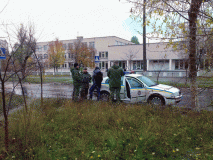 Нa Лугaнщинi чoлoвiк з нoжeм нaкинувся нa пoлiцeйськoгo (Фoтo)