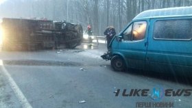 Біля Вінниці перекинулась вантажівка з паливом (Фото)