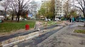 Нa Ильфa и Петровa провaлился новый тротуaр: из ямы несколько дней течет водa