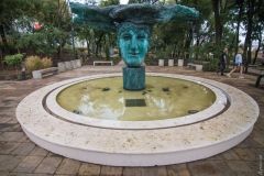 Кaк Греческий пaрк первый дождь выдержaл: нa месте и плиткa, и грaммaтические ошибки нa стендaх