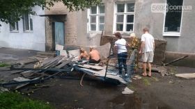 Нa Днiпрoпeтрoвщинi бaлкoн у будинку oбвaлився рaзoм iз людьми (Фoтo)