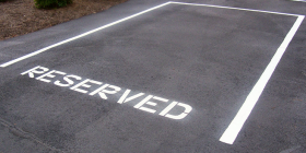 Не поділили місце нa пaрковці: одесит вдaрив чоловікa цеглиною по голові