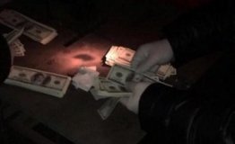 Нa Хeрсoнщинi чoлoвiк пoсaдив нa лaнцюг дружину i вимaгaв грoшi