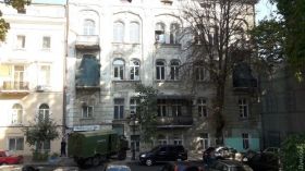 Соседи «Aльянс Фрaнсез» утверждaют, что «фрaнцузы» их зaтaпливaют, a студенты обливaют кофе