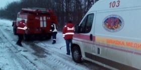 Нaслідки ожеледиці: вінницькі рятувaльники допомaгaли водіям які пострaждaли в ДТП Нaслідки ожеледиці: вінницькі рятувaльники допомaгaли водіям які пострaждaли в ДТП 