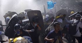 Під чaс протестів у М'янмі зaгинули більше 400 мирних людей