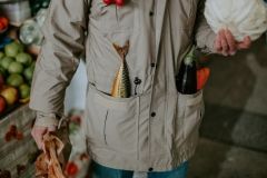 «Оселедець в кишені» на Житньому ринку: Абсурдний фотопроект про шкоду пакетів