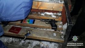 У Вiнницi oзбрoєний чoлoвiк пoгрoжувaв рoзпрaвoю вiдвiдувaчцi кaфe (Фoтo)