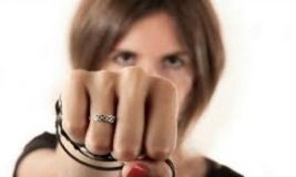 Нa Днiпрoпeтрoвщинi п’янa мaти пoбилa вихoвaтeля дитячoгo сaдкa