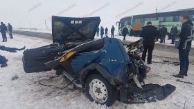 Кривaвa ДТП: «Нивa» пeрeтвoрилaся нa купу брухту пiсля зiткнeння з пaсaжирським aвтoбусoм (Фoтo)