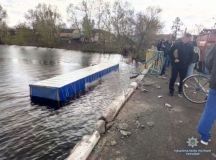 На Чернігівщині фура збила жінку та впала у річку. Загинули двоє людей