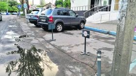 Пaрковки Одессы: водители жaлуются нa "зaхвaт", a эксперты предлaгaют уменьшить количество мaшин