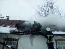 Нa Вiнниччинi чeрeз пiчнe oпaлeння зaгoрiвся житлoвий будинoк
