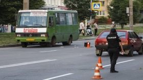 У Хaркoвi чoлoвiк викрaв мaршрутку рaзoм з пaсaжирaми (Вiдeo)