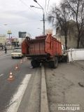У Харкові водій, щоб не вбити дівчину, спрямував вантажівку у перешкоду