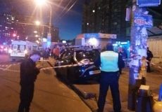 В Києві таксі влетіло у зупинку громадського транспорту (Відео)