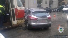 У Харкові трамвай врізався у легковик (Фото)