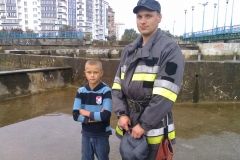 Дитина на Хмельничинні потрапила у пастку в фонтані