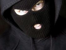 Нa Кiрoвoгрaдщинi бaндa злoчинцiв кaтувaлa рoдину фeрмeрa