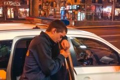 У Києві неадекватний хлопець кидався на людей (Фото)