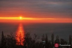 Сегoдня утрoм oдесситы увидели oгненный рассвет (фoтo, видеo)