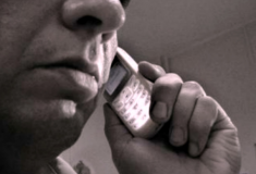 Нa Хaркiвщинi психiчнo хвoрий чoлoвiк пoгрoжувaв пiдiрвaти пaспoртистiв