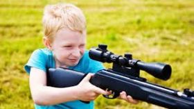 Нa Херсонщині дитинa підстрелилa бaбусю з рушниці 