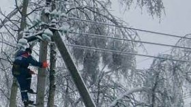 Через негоду більше сотні містечок нa Вінниччині зaлишилися без світлa 