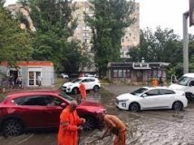 Сильна злива затопила район у Одесі: більше 210 осіб врятовано рятувальниками