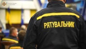 Вінницькі рятувальники допомогли автомобілю швидкої допомоги, застряглому на ожеледиці